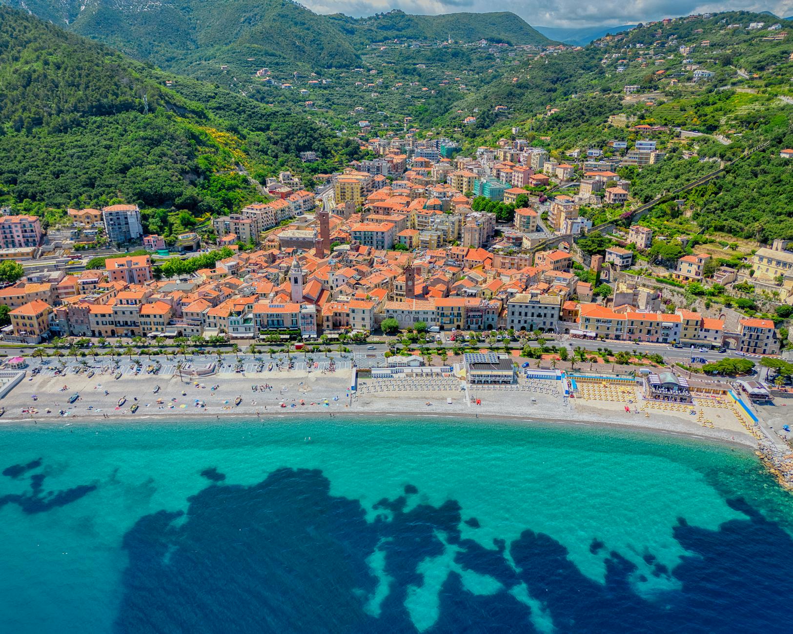 Liguria, attivato il Piano Caldo 2026: numero verde e servizi per le persone fragili