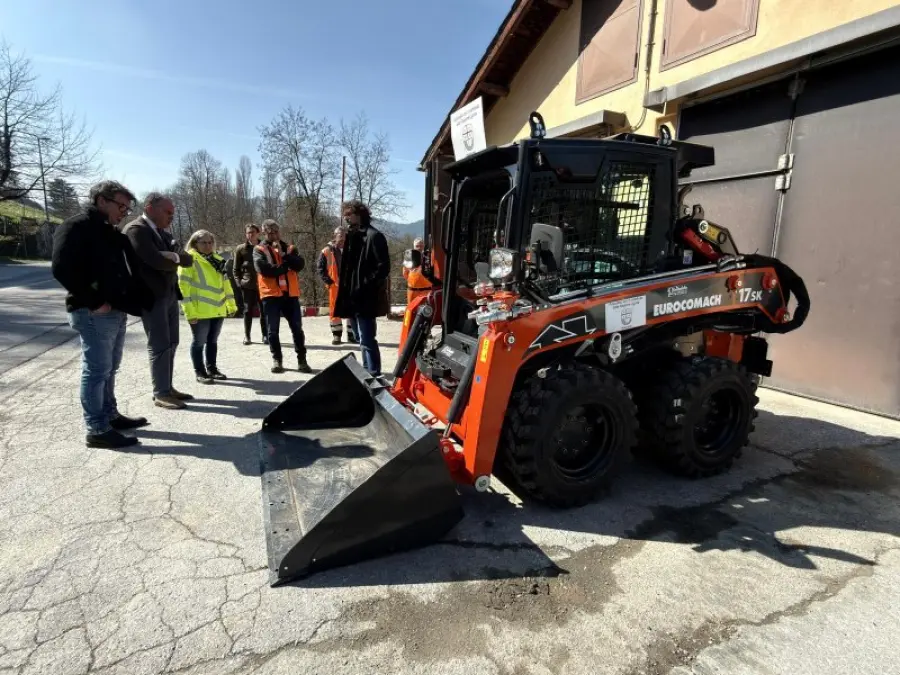 Sassello, entra in servizio la nuova pala gommata: potenziata la manutenzione stradale