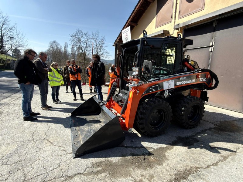 Sassello, entra in servizio la nuova pala gommata: potenziata la manutenzione stradale
